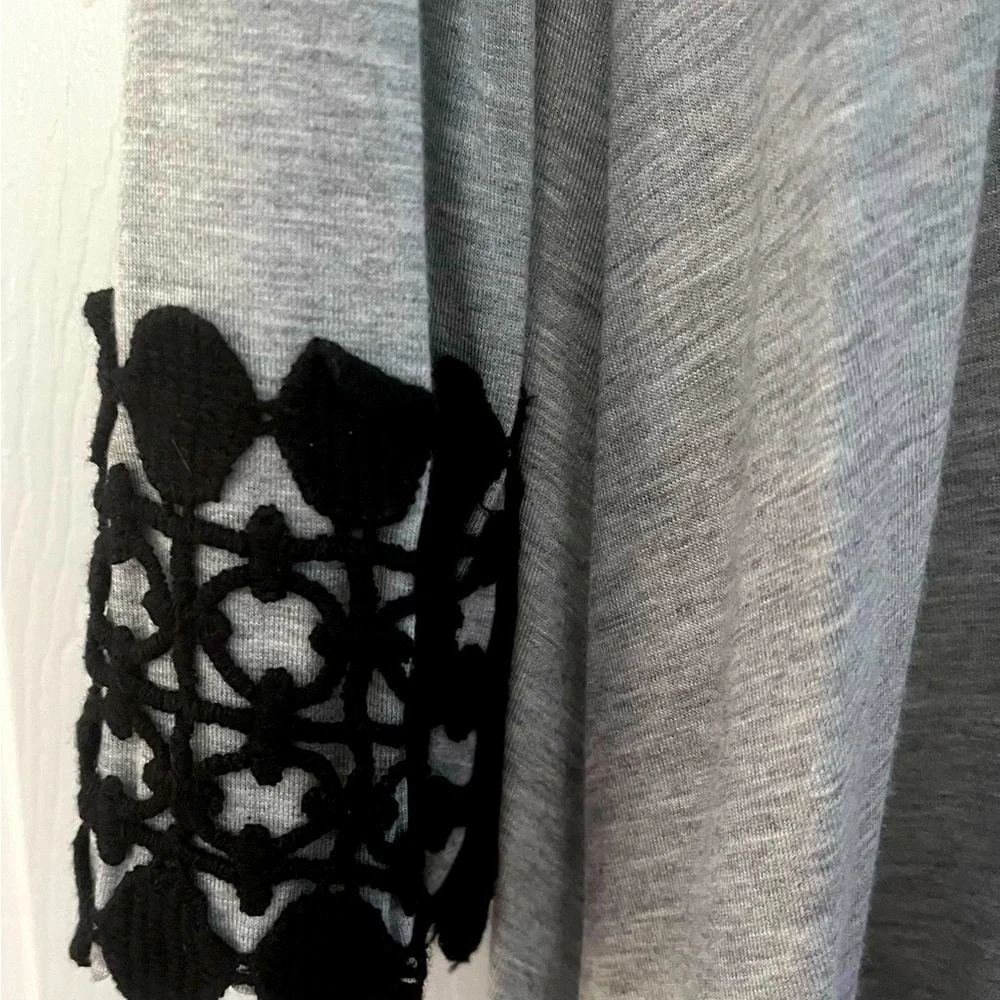 Francesca’s NWT grey knit embroidered comfy dress Size Small
